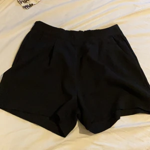 Shorts - Svarta shorts med dragkedja i bak. Använda fåtal gånger. Säljes pga för små.