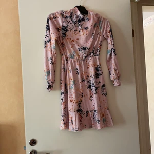 Klänning  - Den är aldrig använda 