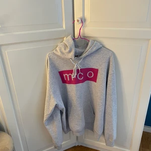 Grå luvtröja - Säljer en grå luvtröja med tryck.