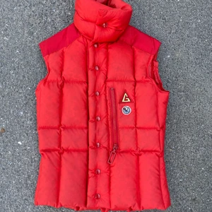 VINTAGE Roger Egger väst  - Mycket fin 70s Roger Egger dunväst, tillverkad i Schweiz🇨🇭 står ingen storlek i den men skulle säga en lite tajtare dam small! Får frågor och funderingar släng iväg ett dm!