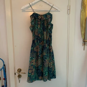 Fin sommarklänning  - Fin sommarklänning från Scotch & Soda 👗🌞 Storlek 1 (S). Använd ett fåtal gånger 🥰