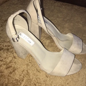 Klackskor  - Använt några gånger fortfarande i gott skick Bekväma och casual men kan användas till olika tillfällen  Ordinarie pris: 399  #shoes #klackskor