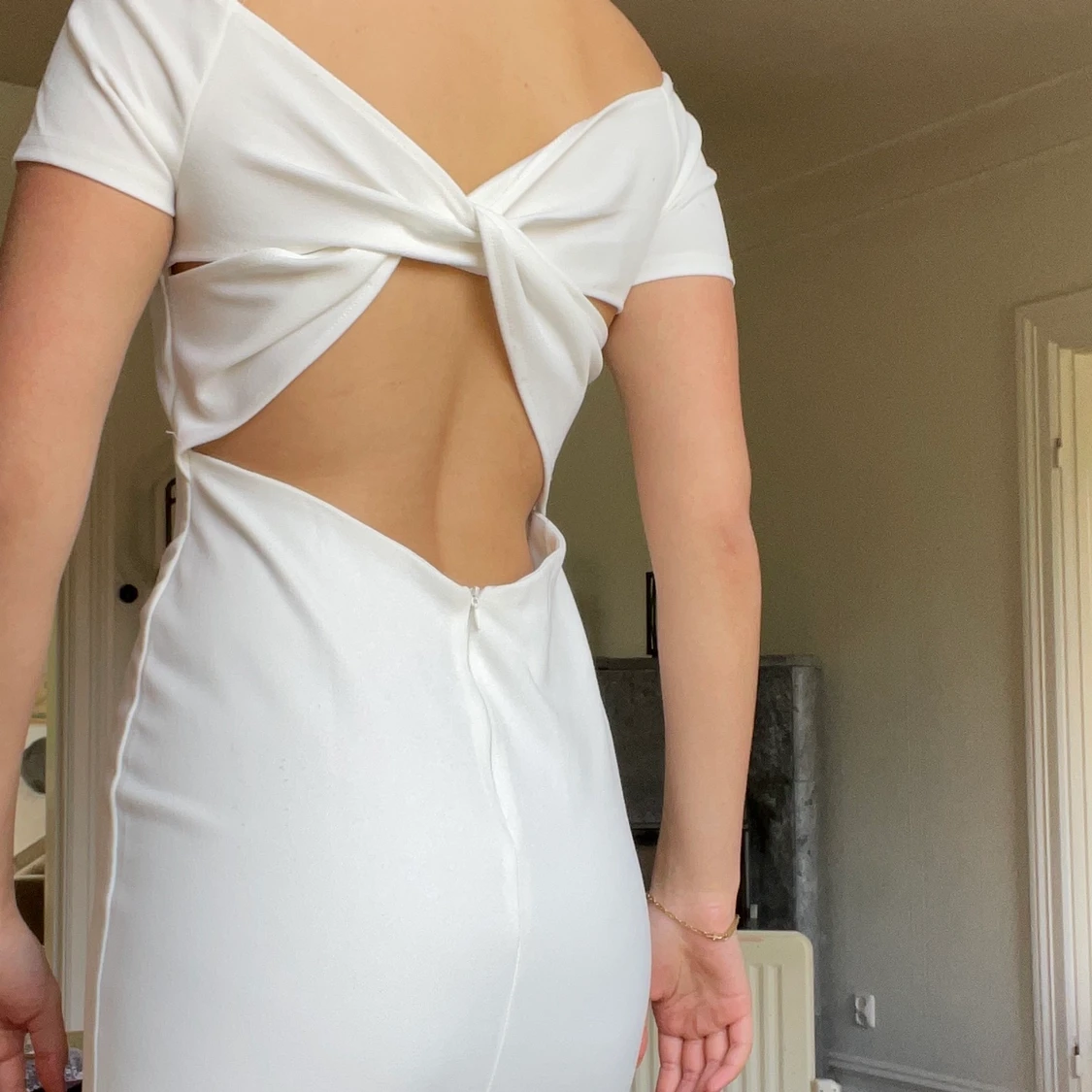 Klänning med öppen rygg