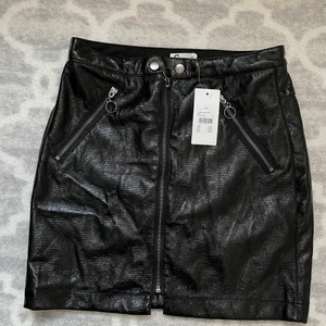 Kjol oanvänd  - Nypris: 249kr. Säljes endast för 70kr.