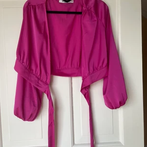 Rosa blus  - En fin blus i en härlig rosa färg. Använd en gång. 