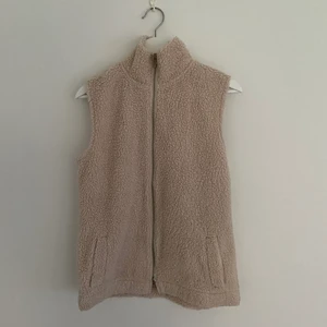 Trendig Teddy Väst Nly Trend Brun S - Trendig teddyväst i brunt från NLY Trend i strl S! Möts upp i Stockholm eller så står köparen för frakt 🧸💫