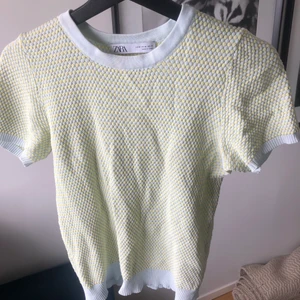 Zara topp - Superfin slutsåld stickad topp från zara i superfint skick💕💕 Storlek M men passar även S och XS🌟Buda från 100kr eller kör direkt för 350kr 💕 köpare står för frakt✨ BYTER ÄVEN MOT EN I S