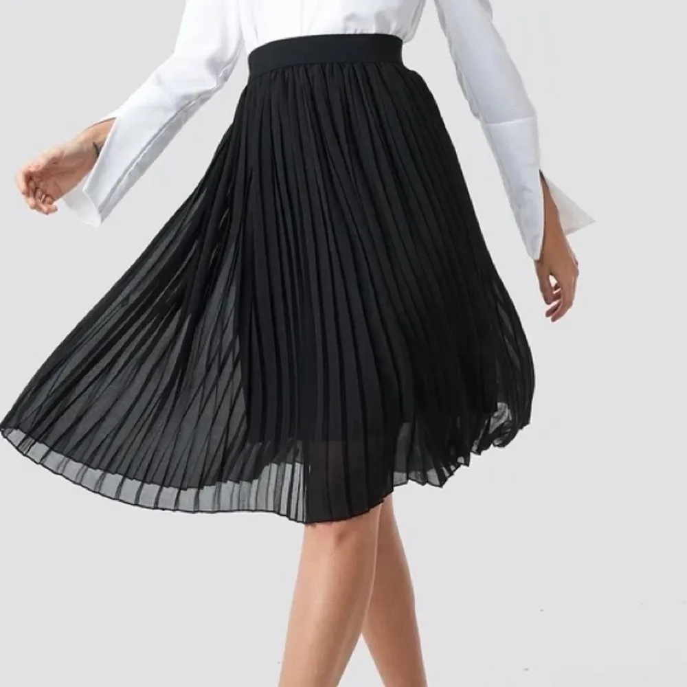 Snygg plisserad kjol från Neo Noir! 🌸 Aldrig använd, köparen står för frakt ❤️ första bilden är inte min . Kjolar.