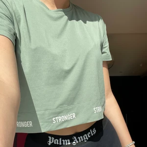 Stronger tröja - Träningströja från stronger, superfin grön färg i storlek S🤍 använd fåtal gånger så är i nyskick!