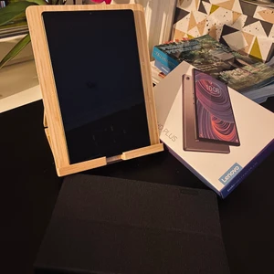 Surfplatta med tillbehör  - Säljer en helt ny surfplatta från Lenovo med tillbehör.  • Lenovo Tab M10 FHD Plus 10.3, 64GB • Trygghetsavtal för surfplatta hos Elgiganten.  • Skyddande fodral till surfplatta.  • Ställning till surfplatta. Nypris: 2.893kr. Inköptes 3/10-20, kartong, laddare & kvitto med garanti finns. Allt fungerar som det ska, inga repor eller sprickor.