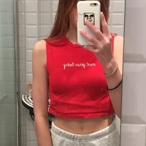 Röd croppad tröja - Säljer denna jättegulliga röda croppade tröjan med texten ”not your baby” på. (Skriv för fler detaljer)