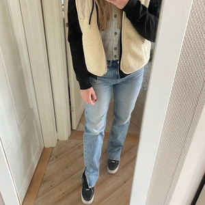 Jeans med slits - Snygga trendiga jeans med slits, medelhög midja, använda 2 gånger, lägger sig snyggt över skon