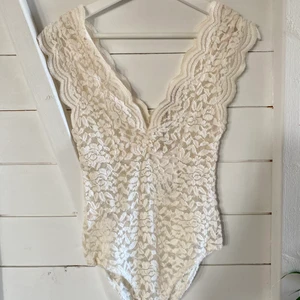 Spetsbody Zara - Vit spetsbody från Zara med prislapp kvar då den var i fel storlek