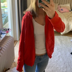 Hoodie med dragkedja  - Hoodie med dragkedja i rött