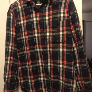 Skjorta - Ralph Lauren  - Väldigt sparsamt använd Ralph Lauren skjorta  i storlek M men passar även er som har S i vanliga fall. Finns inga tecken på användning utan den ser och känns ny :)