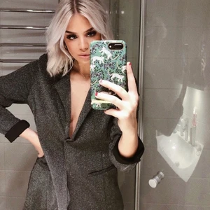 Glittrig kavaj - Superfin & i mycket fint skick! Glittrar i svart/grått. Perfekt för festen! Storlek 40. Från märket B.young. 