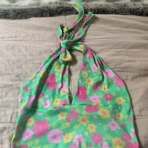 Yk2 topp - En yk2 2000s halterneck topp med blommor på💕 aldrig använd fick nyss hem den så därför är den helt nyskick🥰(kan både mötas och skicka men då står köparen för frakten) sååå många intresserade så har därför startat budgivning!<3