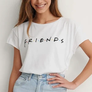 Friends tröja XS/S - Fin friends tröja i storlek XS men eftersom att den är stretchig passar den även S 💜 Använd ett fåtal gånger men det finns INGA tecken på det. DM för fler bilder eller detaljer samt frågor. 🔮 frakt 24kr så sammanlagt pris: 42kr :)