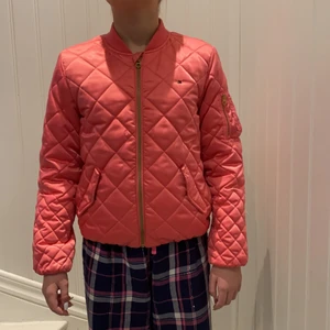 Tommy Hilfiger flickjacka stl.140 - Använt skick. Litet hål vid ficka och foder som ej syns. 