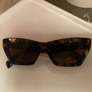 Solglasögon  - Ett par solglasögon från weekday köpta för ca 1,5 år sedan. Endast använda 2-3 gånger och i bra skick. Frakt tillkommer, kommer fraktas säkert i skydd! Möts annars upp vid st:erikplan, stockholm 💖