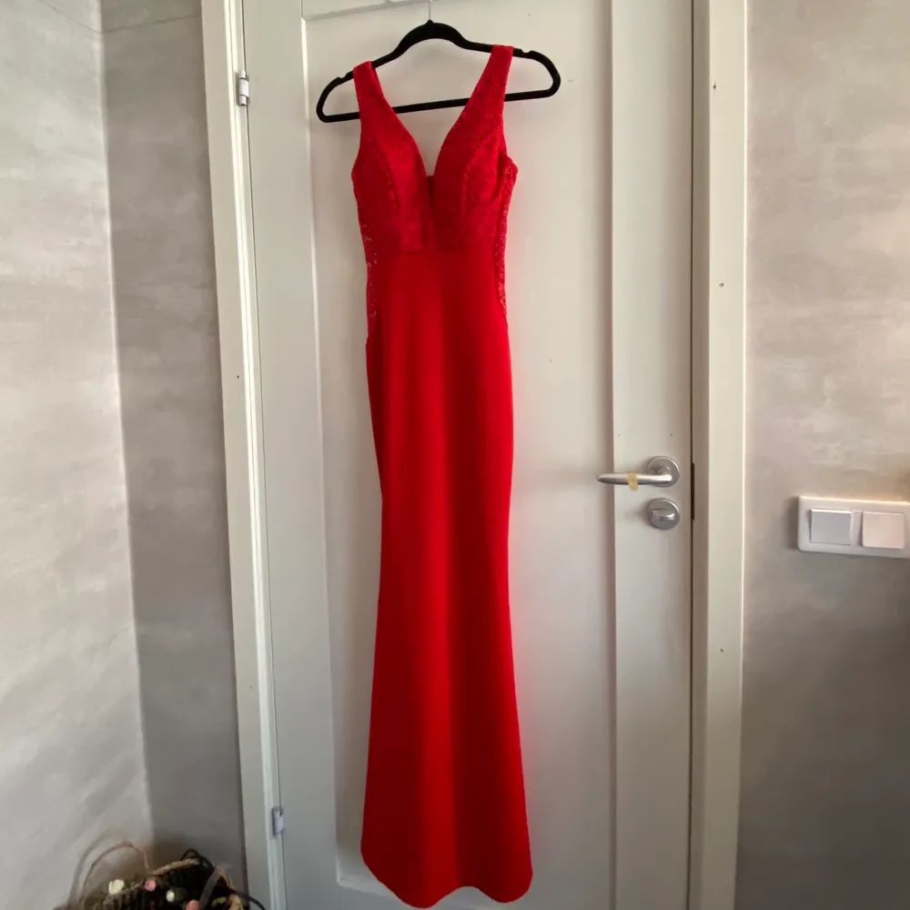 Säljer denna otroligt fina balklänningen som är i en röd figursydd lång klänning i storlek 34. Aldrig använd. Klänningar.