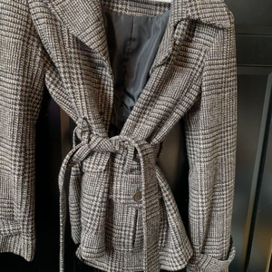 rutig jacka!  - en rutig härlig jacka! Är i väldigt bra skick då den är använd bara ett fåtal gånger! säljes 50kr exklusive eventuell frakt! alla plagg tvättas innan de skickas. Fler bilder eller några frågor? Tveka inte att höra av dig <33