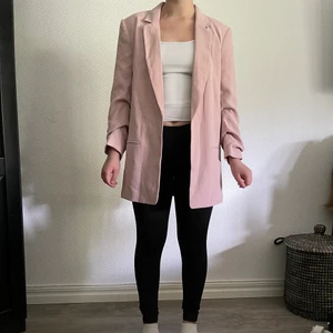 Kavaj H&M - Gammel rosa kavaj från H&M, använd en gång och är i storleken S. Lite axelvaddar och sydd satt de är rynkad ärm