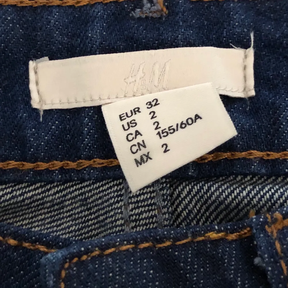 Supersnygga jeans i nyskick som tyvärr inte passar mig. Storlek: EUR 32, US 2. 150kr + frakt 📦 . Jeans & Byxor.