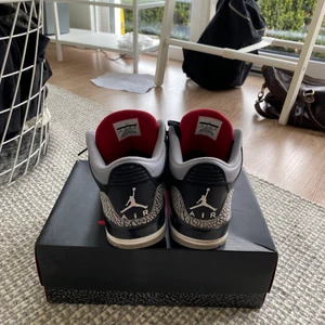 Jordan 3 Black Cement - Säljer ett par Jordan 3 black cement i storlek 44, passar även 43. Kan mötas i Stockholm eller fraktas på köparens bekostnad.