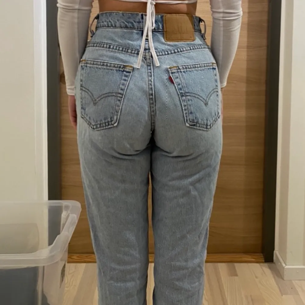 Vintage Levis passar storlek 25/26 i midjan och 28-30 i längd. Fint skick . Jeans & Byxor.