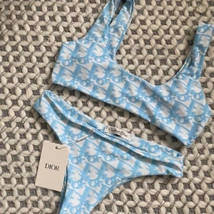 Dior monogram bikini - Jätte söt bikini som endast är provad, köpt secondhand med tagg och trosskydd kvar på och säljer vidare då den var för liten för mig