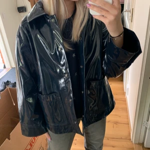 jacka - säljer denna jackan från weekday i storlek xs! finns inte att köpa längre, köpare står för frakt💕