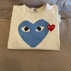  Sjukt snygg Comme des garcons t-shirt köpt i paris. Skick: 8,5-9/10 väldigt bra skick!              Dam storlek.                                                         Står ej för om köpare blir missnöjd med produkten och inga returer!