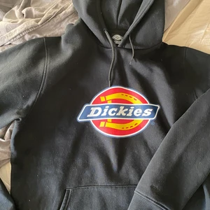 Dickies hoodie - Säljer denna jättefina och sköna dickies hoodie då jag inte tycker den passar min stil längre. Den är endast använd ett fåtal gånger, så nästan i nyskick. Pris kan diskuteras vid snabb affär!
