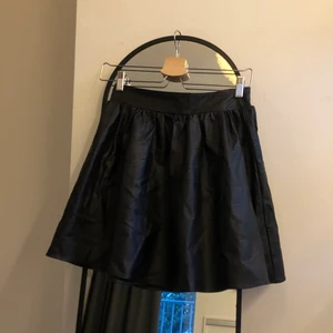 Skinnkjol  - Säljer denna underbara fake skinnkjolen från bikbok!❤️ Den är i storlek XS men jag skulle säga att den passar S-M💕 Om fler är intresserade blir det budgivning!✨