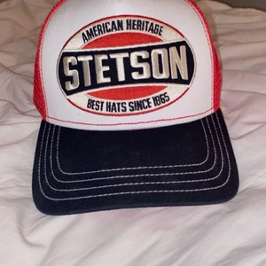 Trendig keps  - Keps från Stetson, helt ny! Aldrig använd, prislapp finns kvar! Nypris 400kr, sälja för 250kr +frakt på 60kr 