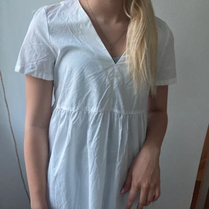 Sommar klänning 🌼🌼 - En fin klänning använd en gång, en helt fin och simpel bara vit klänning fint med en Hoodie över! Pris kan diskuteras,Köparen står för frakt😚