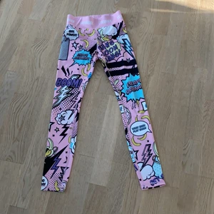 Stronger - Jag säljer ett par stronger tights i storlek XS. Passar en som är ca. 1,55. Eller längre beror på hur man vill att de ska sitta på. De är i bra skick som inte är slitna någonstans förutom där man ser storleken som har åkt bort i tvätten, men stan inte vid användning. Stronger tightsen är rosa och säljer pga dem är för små.