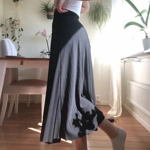 Helt oanvänd kjol från Anna Field - Jag har två stycken i olika storlekar och denna är för liten för mig :( Den är därför helt oanvänd efter köp. Nypris 350kr. Den är i ett väldigt härligt, lyxigt material och faller superfint runt kroppen. Jag har använt den större storleken väldigt många gånger. Storlek är 34 och passar nog XS/S. Jag är 164cm lång 