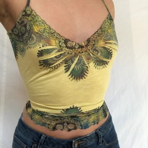 Bohemiskt linne  - Unikt bohemiskt linne i fina somriga färger. Uppknuten på första bilden men går lätt att croppa om det önskas. Inga synliga defekter. Köpare står för frakt 