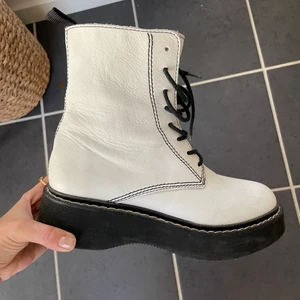 Vita boots - Säljer dessa vita boots med svart sula (äkta skinnk) ifrån zara. De är så snygga och bekväma. Väldigt bra kvalitet då de är i äkta skinn. Jättefina och fräscha nu till sommaren! Skriv för mer info. Nypris är 1000kr