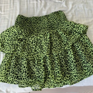 Volangkjol  - Fin kjol från H&M. Inte använd ofta alls. Inga hål eller fläckar. Grön med svarta prickar. 