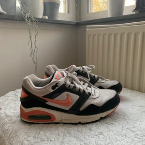 Nike Air Max  - Skitsnygga Nike Air Max! Ytligt använda men går lätt att tvätta så ser de ut som nya! Inte särkilt slitna på annat sätt pga inte så ofta använda. 