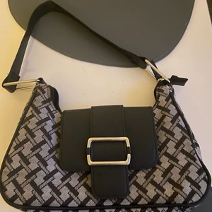 Väska  - Säljer väska från primark. Bra skick