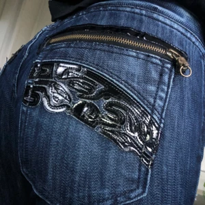 Lågmidjade jeans - Hej säljer ett par vitage lågmidjade jeans från 2000 talet eftersom det är inte min still byxor är knappt använd och skulle säja att de skulle passa någon från 160-170 ❤️ ( utsvängda jeans )