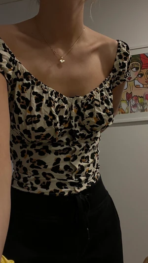 Nakd top  - Top från nakd med knappar. Går att ha offshoulders och vanligt! 75kr + frakt 