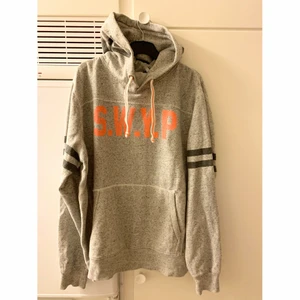 Hoodie - Hoodie, Str: XL, Modell: Herr, Skick: använd men i fint skick, Pris: 40kr.  Kolla gärna in mina andra inlägg, Vid intresse av fler varor så fixar jag ett bra paketpris!