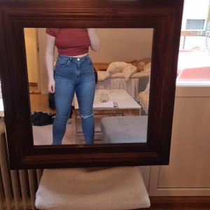 Jeans med slitet knä - Mina absoluta favoritjeans, välanvända men hela! Stretchigt tyg och rippat knä, highwaist.