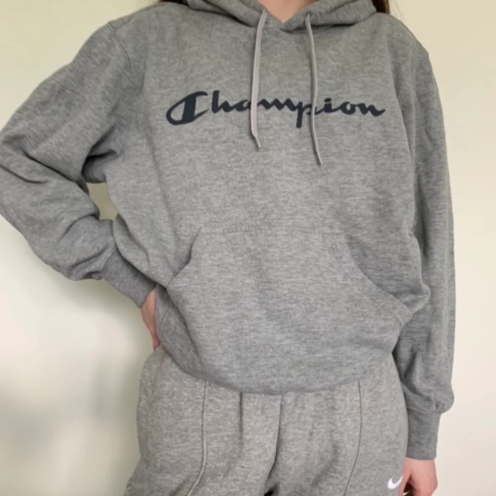 Köpt second hand (har själv inte använt den, bara provat) men den är i fint skick! Det är en herrstorlek M så den är ganska oversized om man är S-M.. Hoodies.