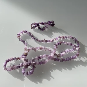 Underbart halsband&armband i natursten 💜 - Underbart halsband&armband i natursten 💜 •Båda två är oanvända •Ambandet är med elastisk tråd •Paketpris: 90 kr •Finns på fler sidor. Först till kvarn. 📍Finns i Mölnlycke centrum 📮Kan skickas mot fraktkostnad 🚭Djurfritt och rökfritt hem